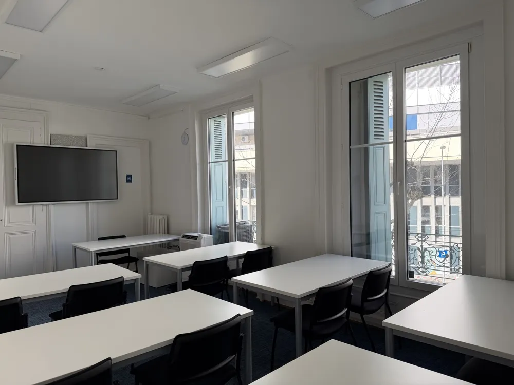 Salle de réunion LT-92 à Lausanne, format intime et lumineux